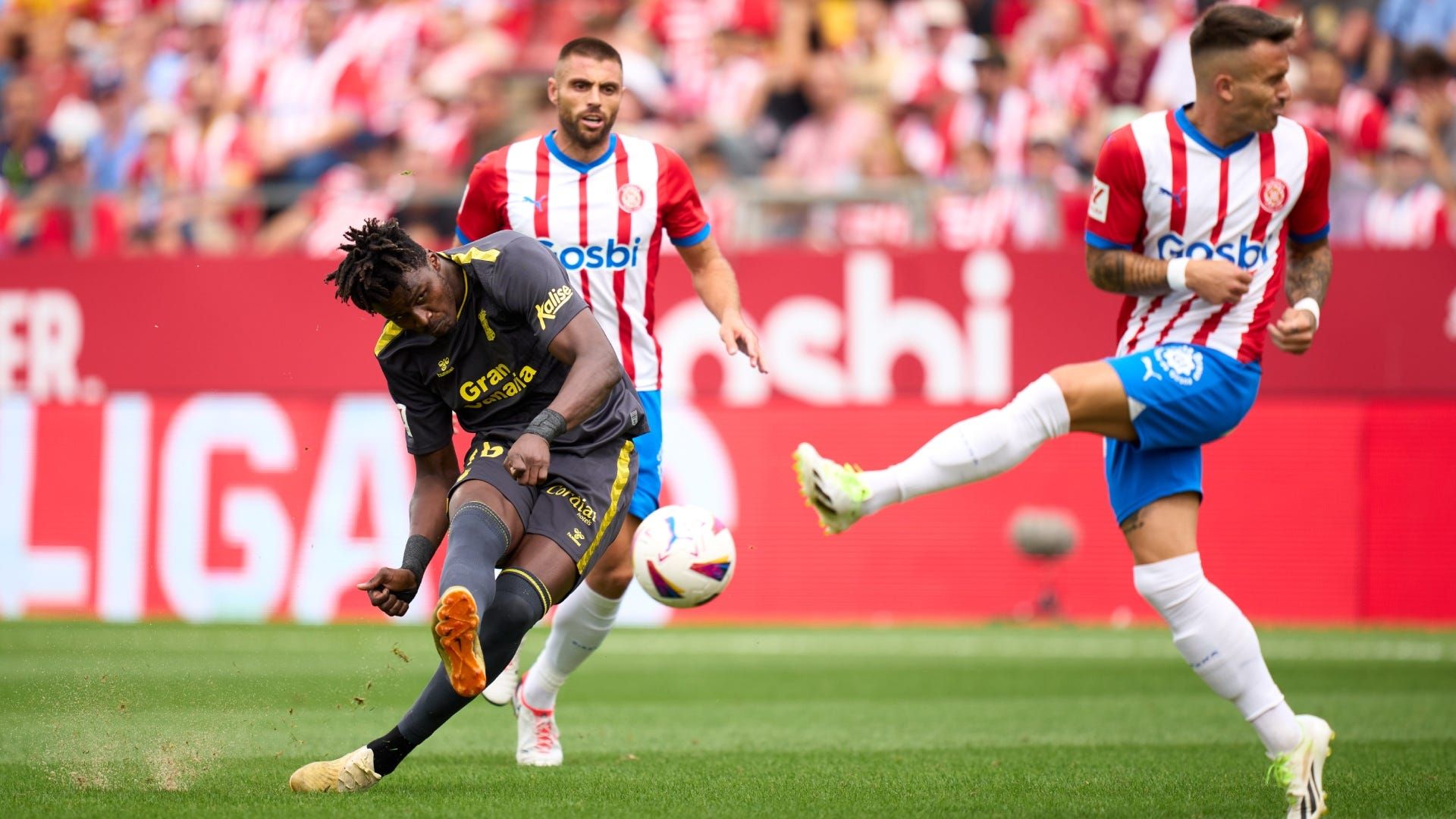 Jugada peleada entre Girona y Las Palmas. Ganó Girona 1-0 y es segundo.