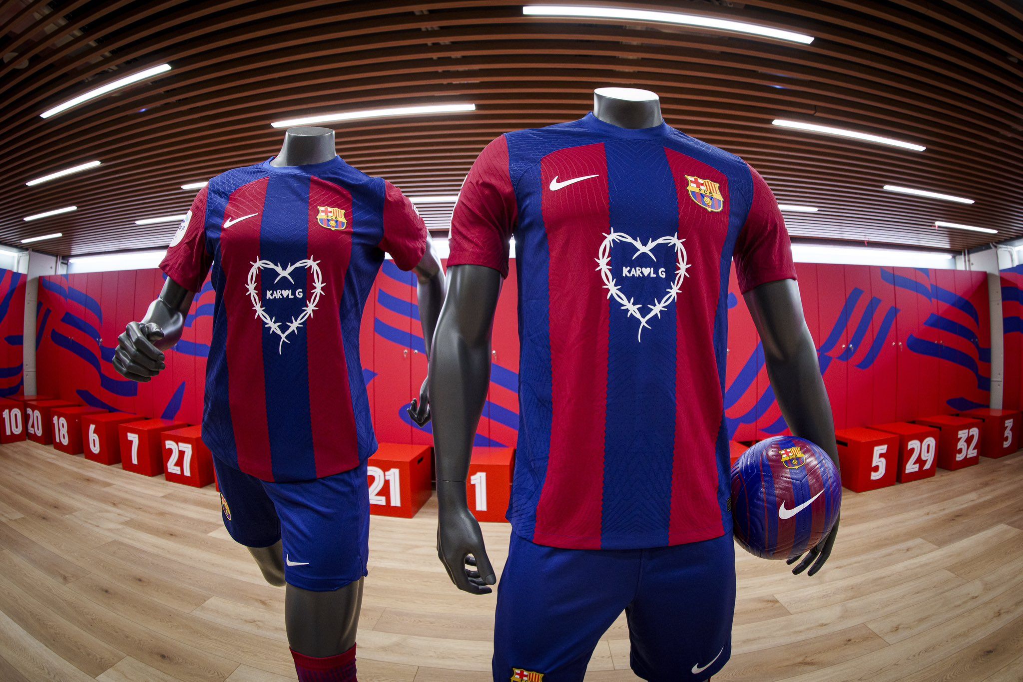 El Barça presentó la nueva camiseta para el Clásico