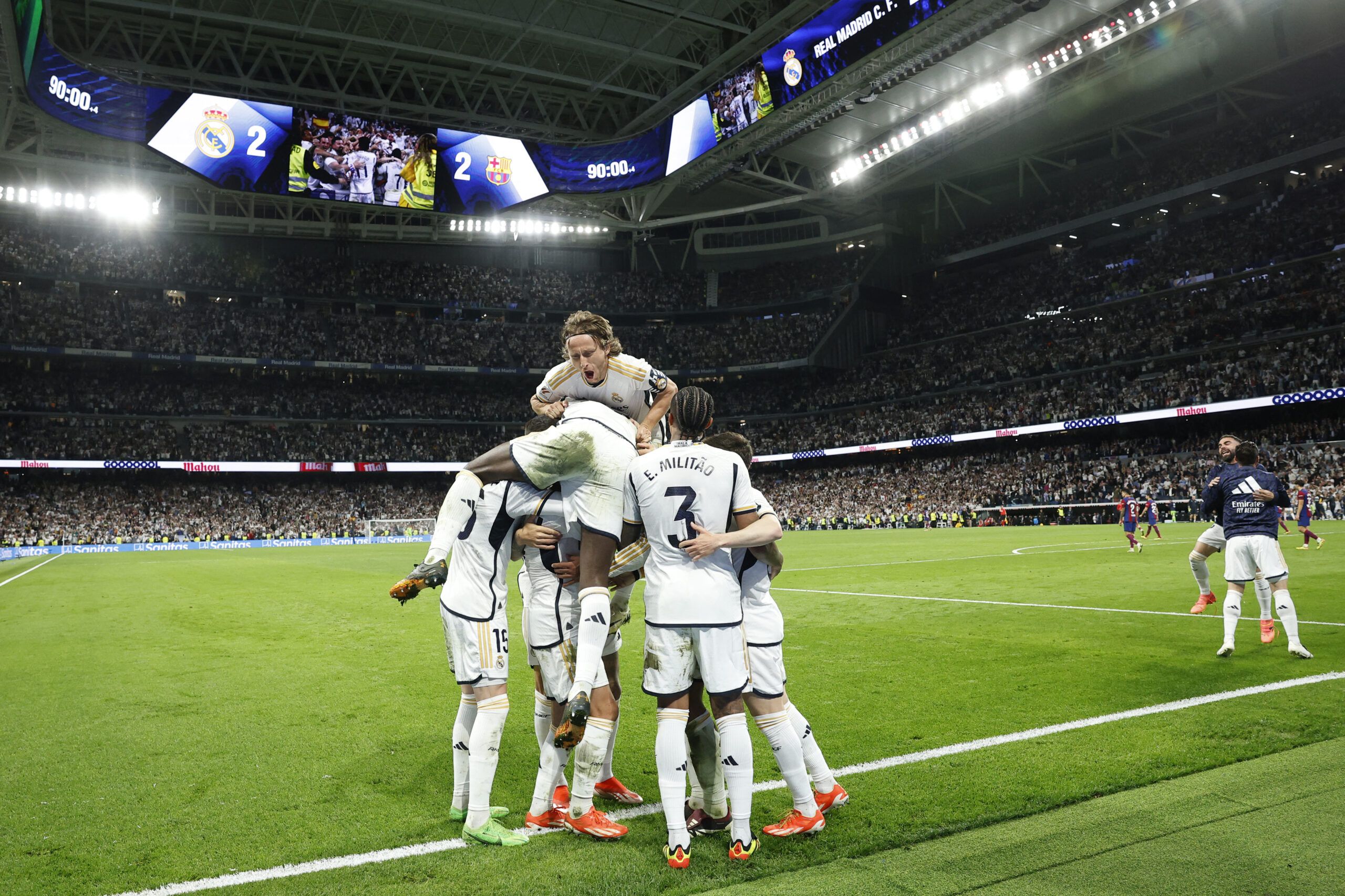 El Real Madrid gana el clásico y acaricia el título de liga 