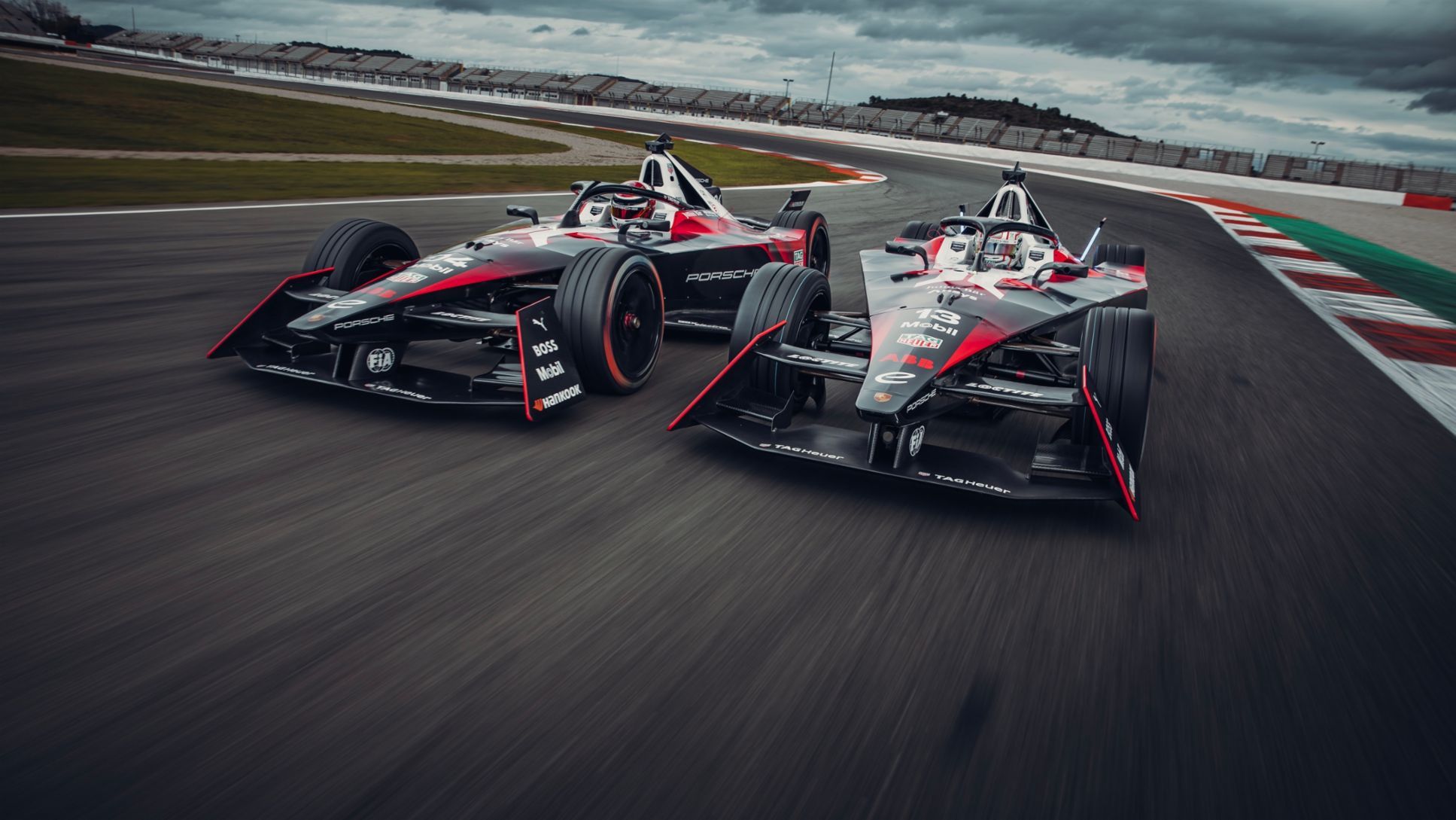 Los dos monoplazas de Porsche en la Formula E durante la pretemporada en Silverstone. Fuente: Porsche Newsroom