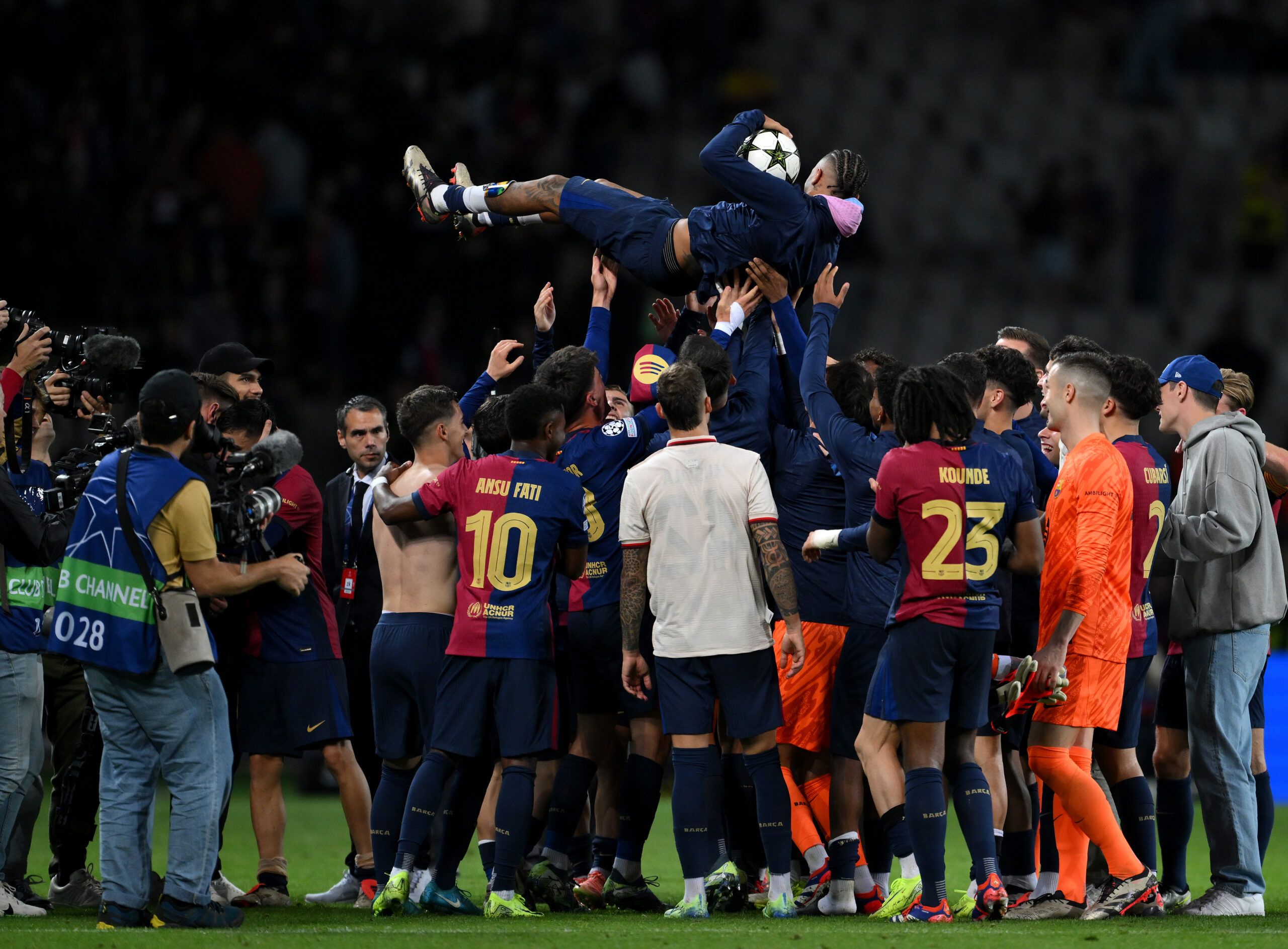 Barcelona vuelve a vivir una noche mágica en la Champions